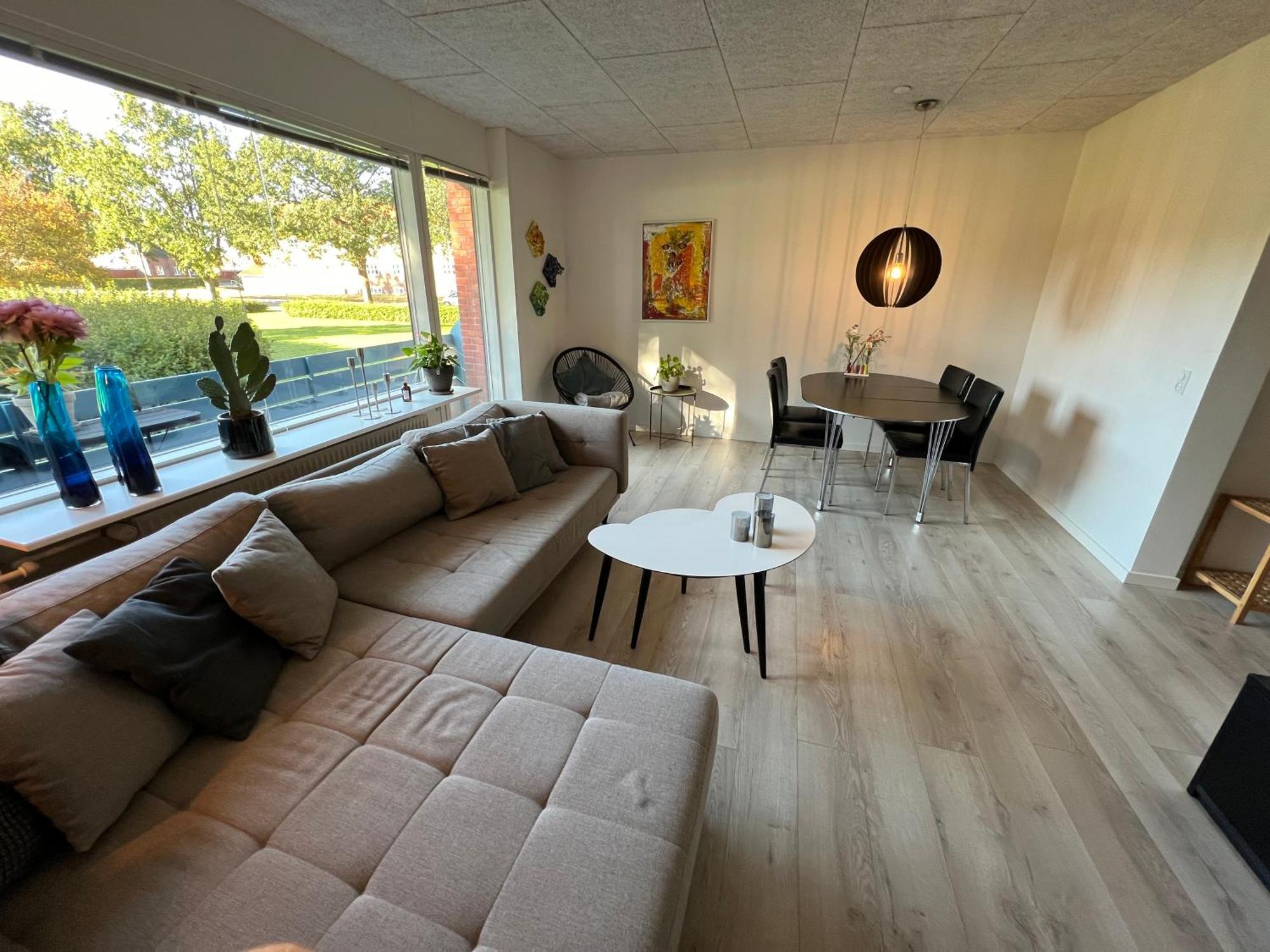 Nyrenoveret Lejlighed Med Balkon Og Parkering Esbjerg Luaran gambar
